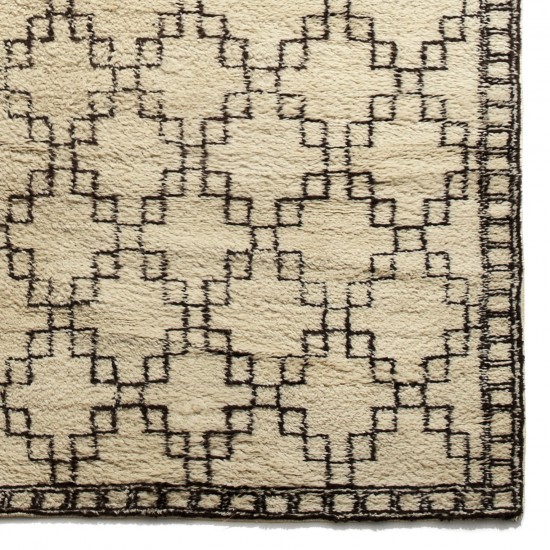 Swedish_carpet_pile_geometric_brown_ivory_2