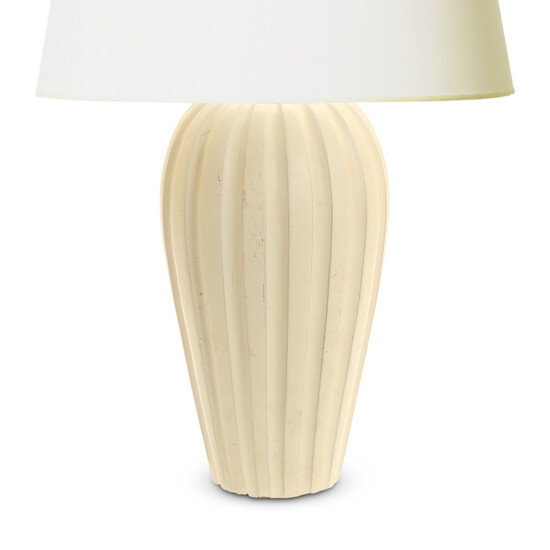 BAC_Lindstrand_V_table_lamp_vase_fluted_ivory_3