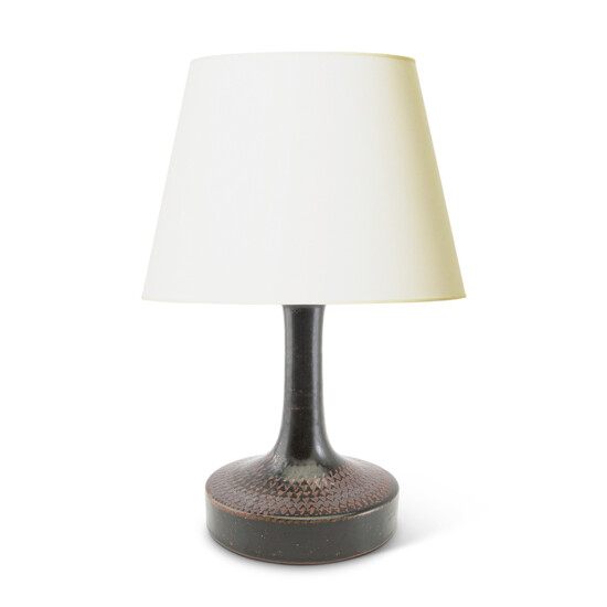 BAC_Lindberg_S_table_lamp_disk_form_tall_neck_black_rust_1