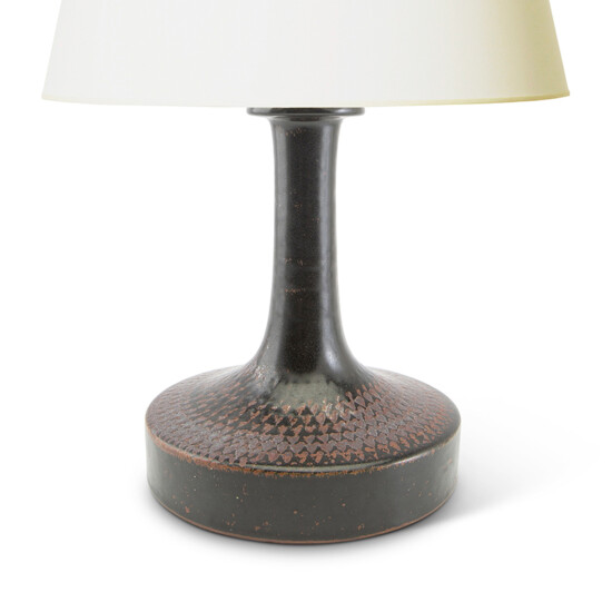 BAC_Lindberg_S_table_lamp_disk_form_tall_neck_black_rust_3