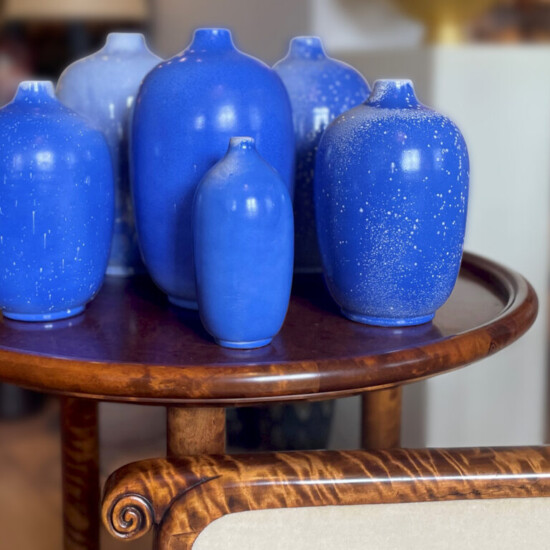 INSTA_ALT_French_blue_vases_on_table_1